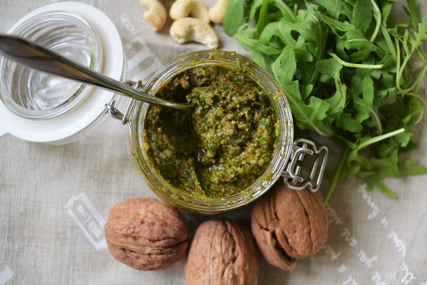 Pesto di rucola, pomodori secchi e olive