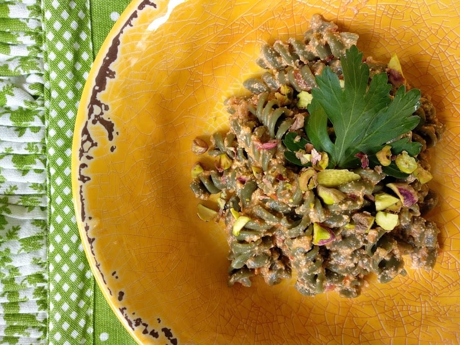 Fusilli con alga spirulina, tofu, pomodorini, avocado e prezzemolo