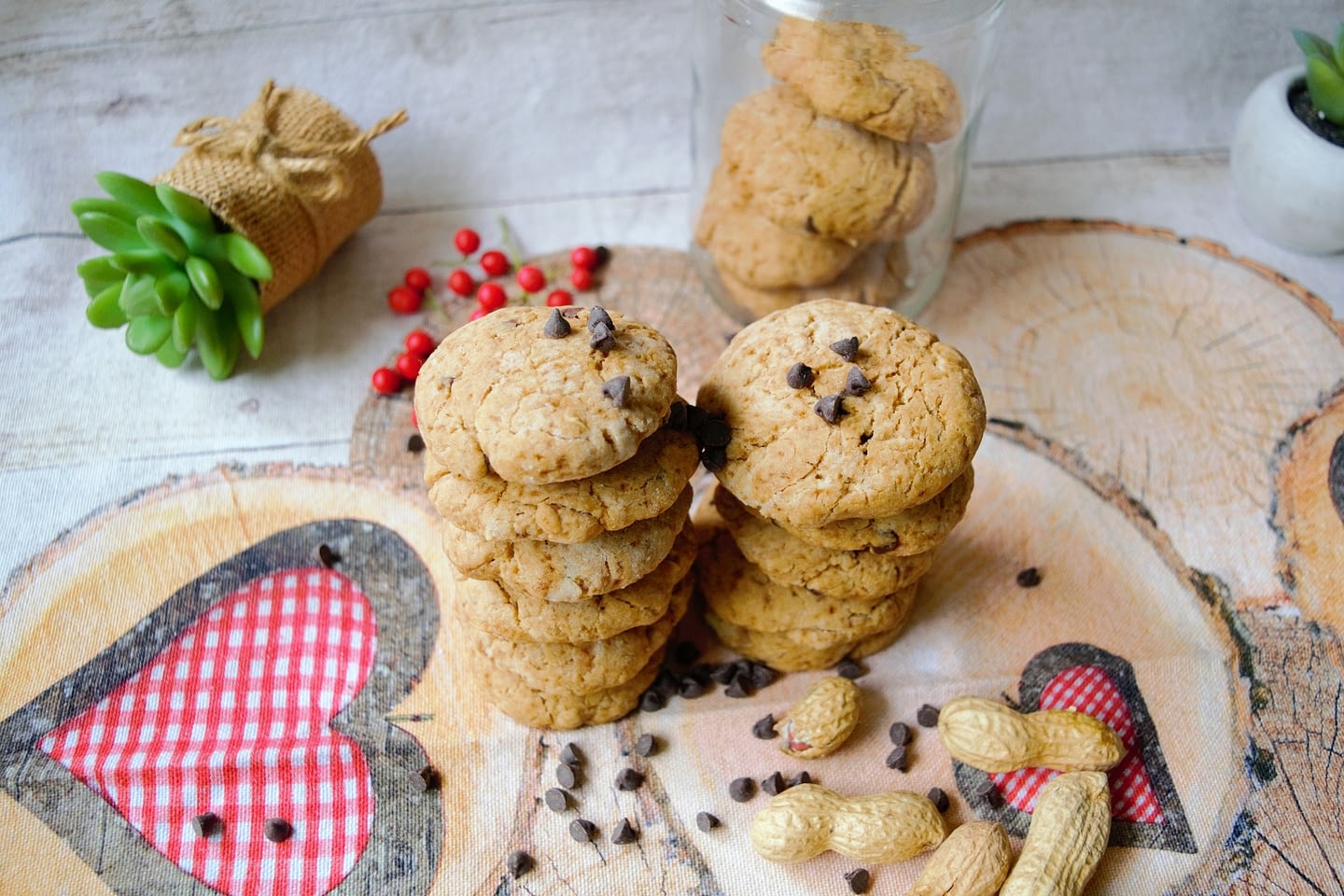 Cookies con arachidi e gocce di cioccolato